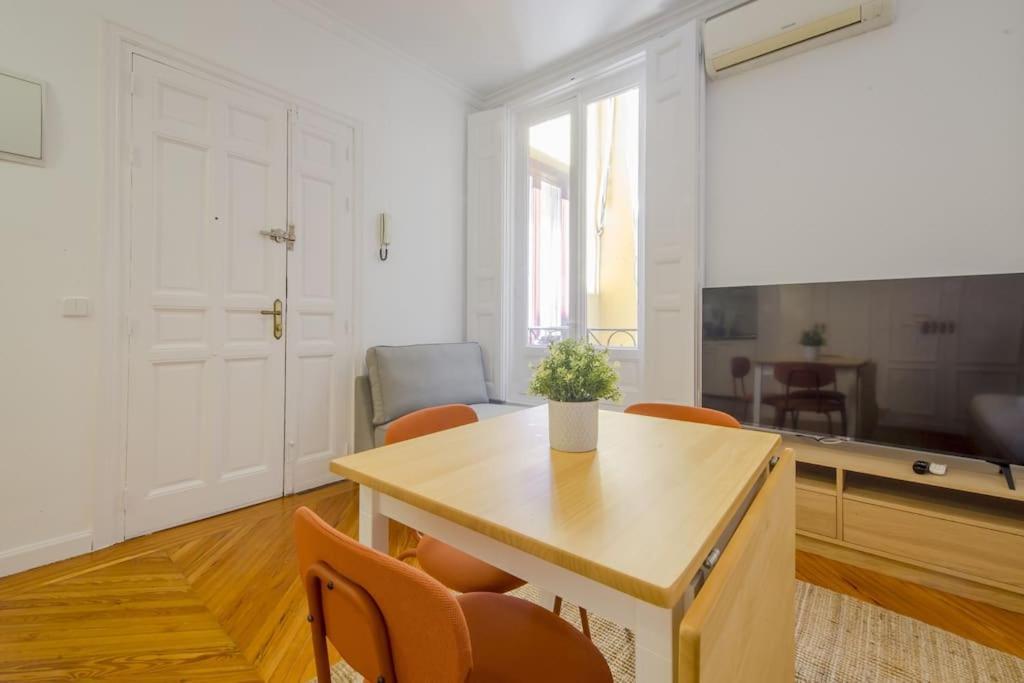 Petite E Chic Loft Para 3 En El Corazon De Madrid Exterior foto